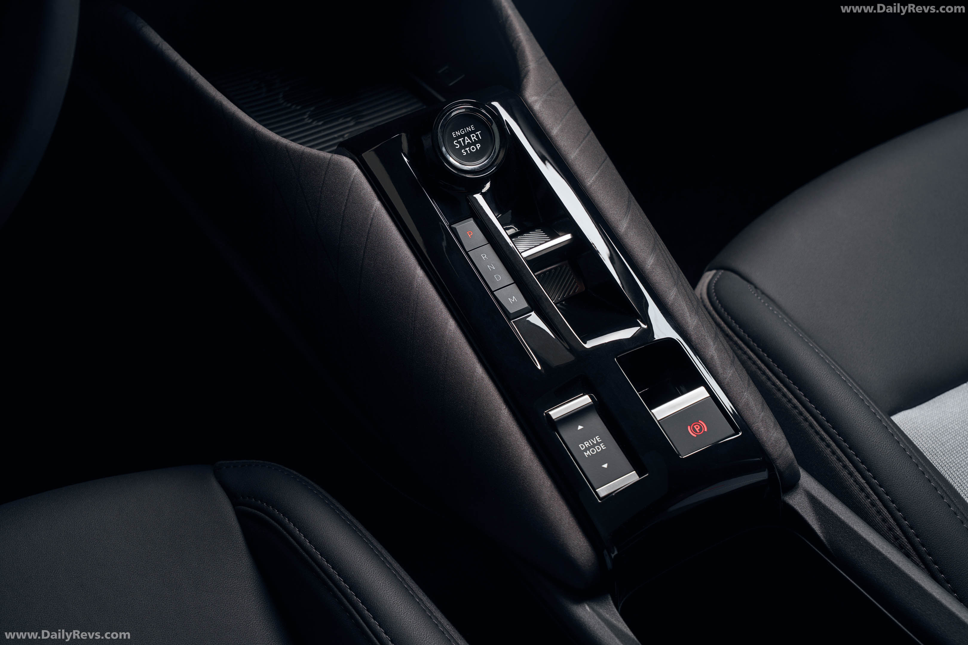 2027 Alfa Romeo Junior Luna Rossa Interior
